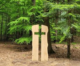 Am Andachtsplatz steht ein schön gestaltetes Kreuz aus Holz.