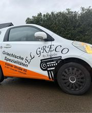 Weißer Firmenwagen mit individueller Teilfolierung in Schwarz und Orange. Logo, Leistungsangaben und Kontaktdaten sind klar angeordnet und sorgen für einen professionellen, gut sichtbaren Markenauftritt.