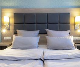 Komfort Doppelbett Zimmer Nr. 12, mit Qi-Ladestationen in den Nachtischen sowie USB Ladeanschlüsse in den Nachtischlampen