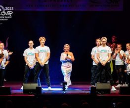 D.D.Project - Hip-Hop Tanzschule Dresden Moderatorin und Tänzer auf einer Bühne bei einer Liveshow, ideal für Eventmoderation, Tanzgala und Bühnenprogramm.