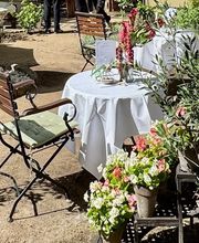 Tisch eingedeckt mit Tischdecke für eine Hochzeit