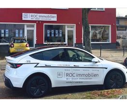 Bürostandort von ROC Immobilien, Immobilienmakler in Berlin. Zu sehen sind die Außenansicht des Büros, das Firmenschild und ein gebrandetes Firmenfahrzeug – passend zu den Leistungen Immobilienberatung, Immobilienbewertung, Verwaltung und Vermittlung 