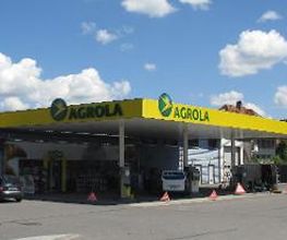 AGROLA Tankstelle in Laupen mit TopShop; überdacht; Warnschilder