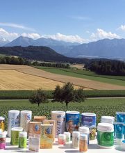 Fit und gesund!
 
In unserer schnelllebigen Zeit besinnt man sich wieder vermehrt auf eine natürliche Form zur Befreiung des Körpers von Stoffwechselschlacken und auf einen Ausgleich des Säure-Basen-Gleichgewichts. Die Nachfrage nach Molkenerzeugnissen in wohlschmeckender Form und nach basischen Mineralsalzmischungen nimmt deutlich zu. Das umfangreiche Sortiment an Nahrungsergänzungs- und Naturkosmetikprodukten umfasst mehr als 100 Artikel.