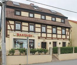 Aussenansicht der Kronen-Apotheke Schönfeld
