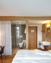 Das Hotel bietet Ihnen zahlreiche Services, die Sie bei Ihrem Aufenthalt bei uns schätzen werden.

Hotel-Shuttle Service für max. 7 Personen für Ausflüge oder zum Flughafen. Check-in Automat für 24 Stunden Check-in Helle Reception usw.