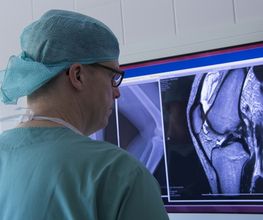 Betrachtung Röntgenaufnahme vor der orthopädischen Operation.