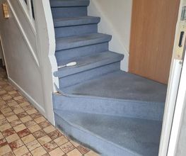 Treppe Vorher mit Teppich