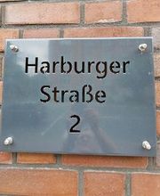 Haustürschild Standort. Aufschrift "Harburger Straße 2"