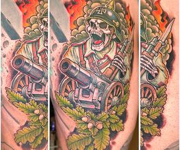 Farbenreiches Tattoo eines skelettierten Soldaten mit Helm, Kanone, Flammen, Rauch und Eichenlaub im Neo-Traditional-Stil.