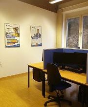 Ein Schulungsraum mit mehreren PC-Arbeitsplätzen.