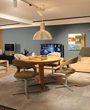 Exklusives Esszimmer-Set mit drehbaren Design-Stühlen und ausziehbarem Holztisch im Möbelhaus Schmitz in Trier. Perfekte Inspiration für Ihre hochwertige Zweiteinrichtung und Essbereichsplanung.