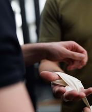 Personal Training Robert Reberger Individuelle Betreuung bei der Vorbereitung auf das Boxtraining, inklusive Handgelenks- und Bandagentechnik.