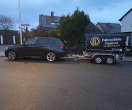 Fahrschulauto mit Anhänger