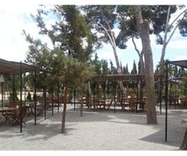 limpiezas-natura-jardin-con-mesas.png