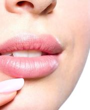 Schöne sinnlich geformte Lippen unterstreichen jedes Lächeln. Dank Hyaluronsäure wird der Traum von vollen Lippen war!