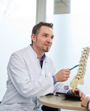Dr. Björn Carsten Schultheis ist ärztlicher Leiter der Interventionellen Schmerztherapie und berät Patienten ausführlich über verschiedene Therapiemöglichkeiten.