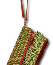 Clutch mit Umhängetaschenmöglichkeit aus Handsiebdruckstoffen aus Südafrika