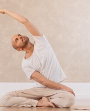 Ruhige Yogaeinheit im Sitzen mit seitlicher Dehnung im hellen Studio von KarmaConcepts. in Münster.