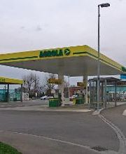 AGROLA Tankstelle in Goldach. Freistehende überdachte Tankstelle mit zwei Säulen. Links selfwash Autowaschanlage. Rechts im Hintergrund Totem und LANDI Gebäude in Türkis