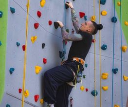 Sportprogramm: Klettern an der hauseigenen Kletterwand