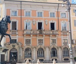 Esteni - Ingresso e Aperture fronte strada
