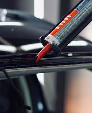 Professioneller Klebstoffauftrag für Ihren Frontscheiben-Service. Autoglas HDS sichert durch gleichmäßige Kleberaupen eine absolut dichte Verbindung und die dauerhafte Stabilität Ihrer neuen Windschutzscheibe.