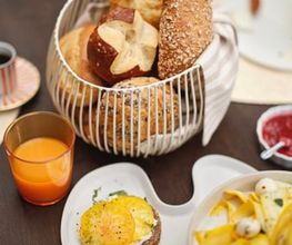 Morgengold bringt frische Brötchen direkt an die Haustür – in zahlreichen Städten und Regionen in Deutschland und Österreich. Ob werktags, an Sonntagen oder an Feiertagen, unser zuverlässiger Brötchenlieferservice sorgt für ein entspanntes Frühstück mit ofenfrischen Backwaren aus regionalen Handwerksbäckereien.