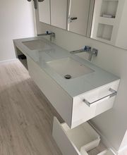 Waschtisch mit Glasablage