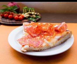 Trancio di pizza con salame piccante