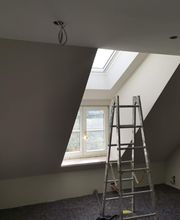 Decke angehängt, Fensterrahmen verkleidet, Raum gestrichen.