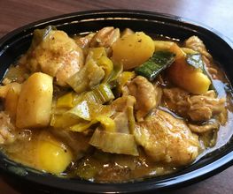 Curryhuhn auf Rhabarber-Apfel-Lauch-Gemüse. Leicht scharf.
Schärfegrad kann bei Bestellung frei gewählt werd
