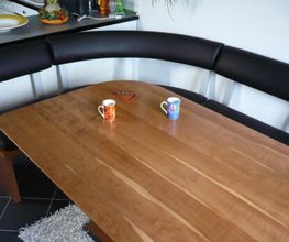 Die Lounge-Couch mit dem Tisch in Kirschbaum