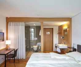 Das Hotel bietet Ihnen zahlreiche Services, die Sie bei Ihrem Aufenthalt bei uns schätzen werden.
Hotel-Shuttle Service für max. 7 Personen für Ausflüge oder zum Flughafen. Check-in Automat für 24 Stunden Check-in Helle Reception usw.