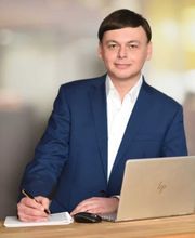 Fachanwalt Alexander Peters an Laptop in Kanzlei