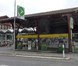 AGROLA Tankstelle in Thierachern - überdacht mit mehreren Tanksäulen und Zahlautomat - bei LANDI