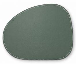 Dreieckig-abgerundetes Tischset in graugrün aus Kunstleder. Die handvernähte Ziernaht kann eine Farbe Ihrer Wahl erhalten. Die Rückseite besteht aus meliertem Wollfilz. Diese Form gibt es in 20 Farben.