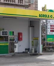 AGROLA Tankstelle in Wil an der Churfirstenstrasse. Eine Tanksäule mit Überdachung. Rechts Totem mit digitaler Preisanzeige und Landi Schild zu sehen.