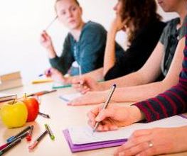 SchÜler:innen bei der Grupppenarbeit.