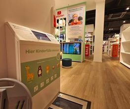 Auf dem Bild ist eine digitale Fußvermessungsplatte aus der Deichmann-Filiale in Überlingen zu sehen.