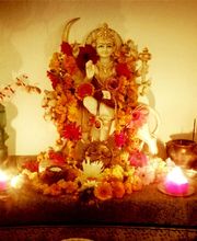 6. Geburtstag von Saccidananda-Yoga. Durga ist reich geschmückt und erteilt ihren Segen.