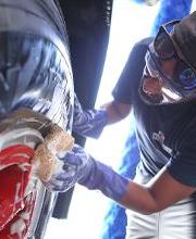 Die professionelle Vorwäsche von Hand gehört auch bei Lkw und Bussen zum Service. 
