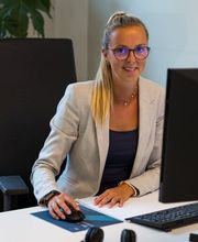 Carolin Karstens -  AXA Versicherung Nils Wirth - Kfz Versicherung in  Rellingen