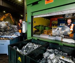 Geelhoed heeft al meer dan veertig jaar ervaring met het persen van metalen. Onze aanpak staat garant voor efficiëntie in handling, transport en export. Onze medewerkers zijn dagelijks bezig met metalen persen (pakketteren).