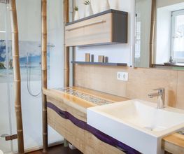 Badezimmer mit Rivertable und Sternenhimmel im Duschbereich