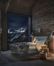 Elegantes Boxspringbett für Liebhaber klassischen Designs. Edel geschwungenes, weich gepolstertes Kopfteil zum Anlehnen. Einziges Boxspringbett mit metallfreien Federelementen. Modernster BICO-Matratzenkomfort erstmals integriert in ein Boxspringbett.