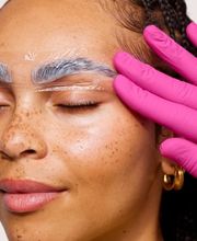 ¡Descubre el laminado de cejas y luce espectacular! Cejas impecables y llenas de estilo. ¡Te encantará el resultado!