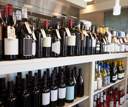 Getränke
Zu gutem Essen gehören auch gute Getränke. Wie wäre es mit einem leckeren Bier zum Feierabend oder einem edlen Wein zum Essen? Auch Spirituosen wie Gin, Whiskey, Rum und Liköre finden Sie bei uns in den Regalen. Für den Alltag sind Wasser, Säfte, Schorlen und Softdrinks eher die Durstlöscher, die Sie brauchen. Nehmen Sie einzelne Flaschen oder gleich ganze Kästen und natürlich gibt es bei uns auch gekühlte Getränke. Übrigens finden Sie bei uns auch viele regionale Erzeuger mit bestem Geschmack aus dem Umfeld!