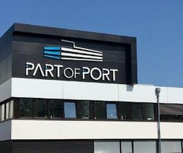 Außenansicht vom Dach des Gebäudes auf dem die Aufschrift „PART OF PORT“ steht.