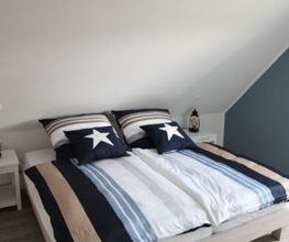 Eines der drei Schlafzimmer Ferienhaus Deichkörnchen Neßmersiel www.nord-sterne.de